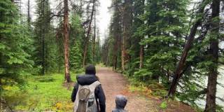 下雨天家庭徒步旅行，贾斯珀，加拿大