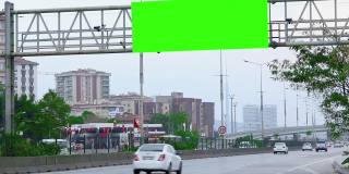 主要街道上的绿色交通标志。土耳其，高清，广告，公告信息，背景