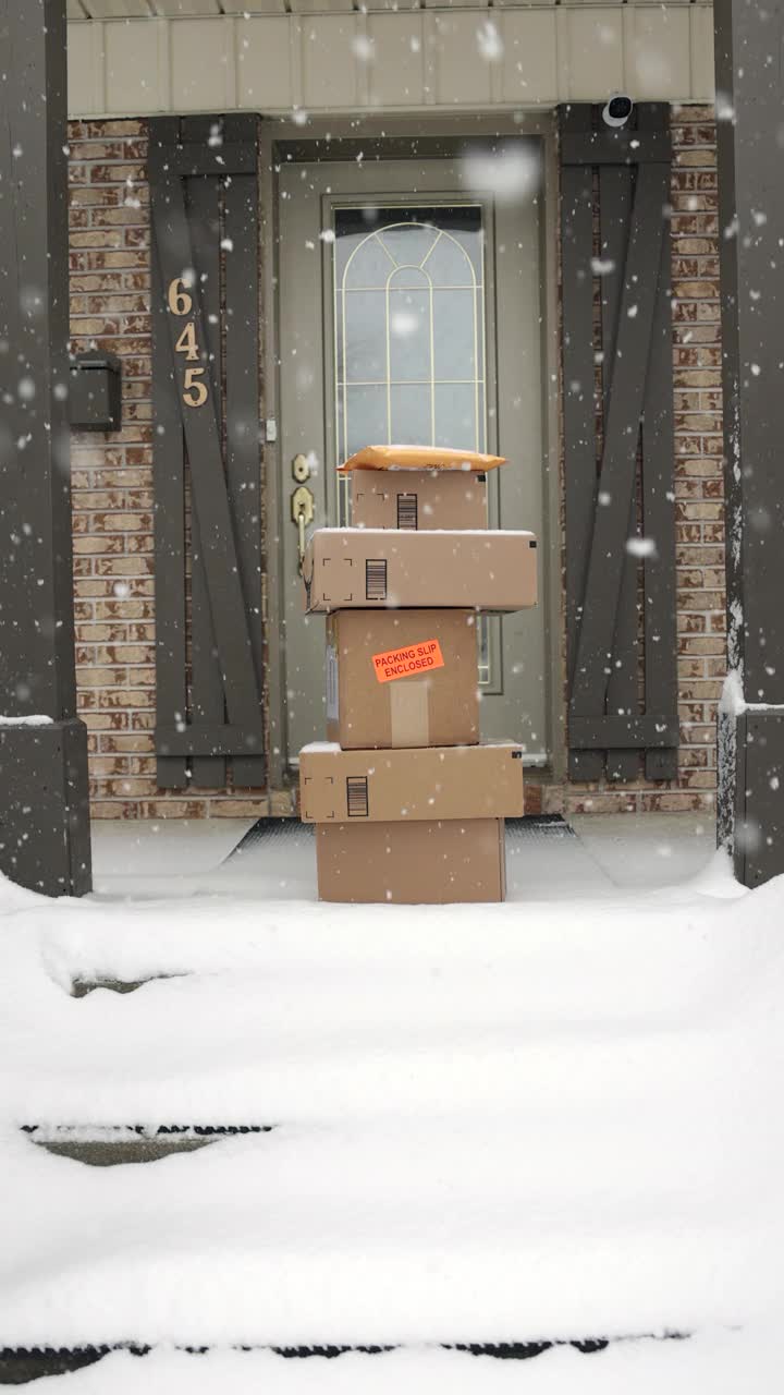 冬天暴风雪时，堆放在门外的快递盒子