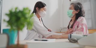 亚洲女医生通过家庭保健工作访问年长女性病人