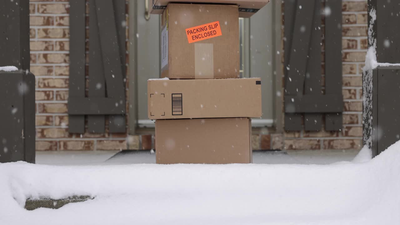 冬天暴风雪时，堆放在门外的快递盒子