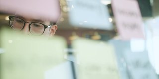 智能迷人积极的亚洲商务男士戴眼镜远程工作新常态生活方式手用智能手机会议在线视频电话会议远程商务理念概念