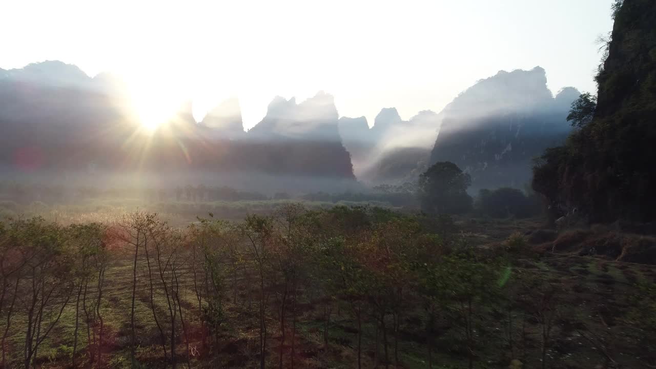 空中镜头美丽的日出在喀斯特山峰景观