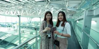 两名亚洲妇女在机场持有护照