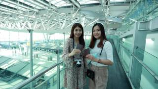两名亚洲妇女在机场持有护照视频素材模板下载