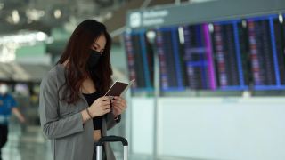 在机场持有护照的亚洲女性视频素材模板下载