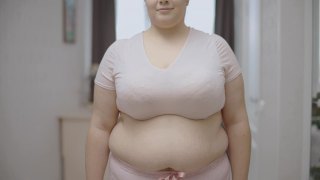 微笑着肚皮上的胖女人跳舞，身体积极，内心自信视频素材模板下载