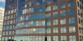 办公楼建筑映衬着蓝天白云