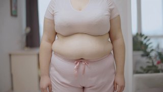 女性测量腰围，控制体重，腹部肥胖，肥胖风险，健康视频素材模板下载