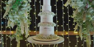 装饰着鲜花的白色婚礼大蛋糕