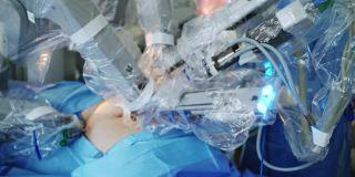 手术室微创机器人手术。医用外科机器人为病人做手术。高科技医疗机器人。