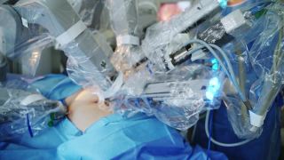 手术室微创机器人手术。医用外科机器人为病人做手术。高科技医疗机器人。视频素材模板下载