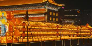 中国陕西西安，古代城墙上的灯笼庆祝中国春节