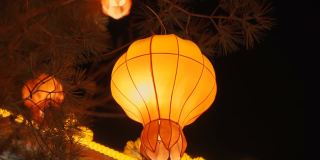 中国陕西西安，古城墙上挂着庆祝春节的灯笼