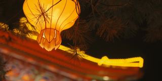 中国陕西西安，古城墙上挂着庆祝春节的灯笼