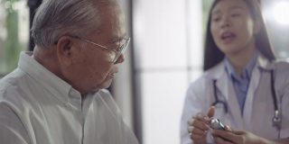 医生向男病人演示如何使用哮喘喷雾剂