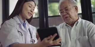 女医生用平板电脑辅导老年患者