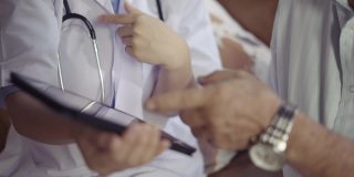特写医生和病人讨论使用数字平板电脑