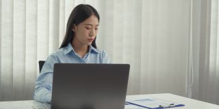 亚洲女性对办公室工作感到厌烦。