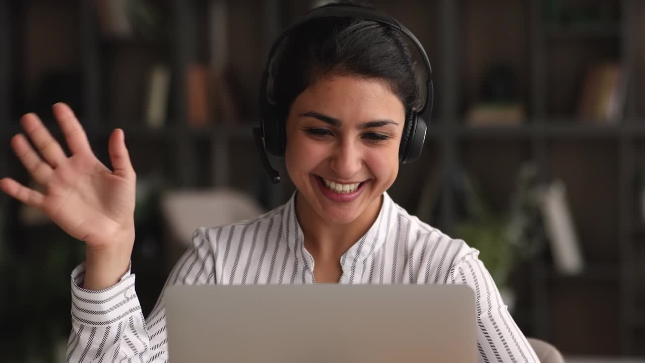 友好微笑的印度千禧女商人开始视频通话。