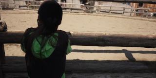 快乐的女孩无法掩饰她的兴奋，在参观动物救援中心，学习如何骑马