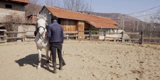 动物救援中心的骑师，教兴奋的女孩如何骑马