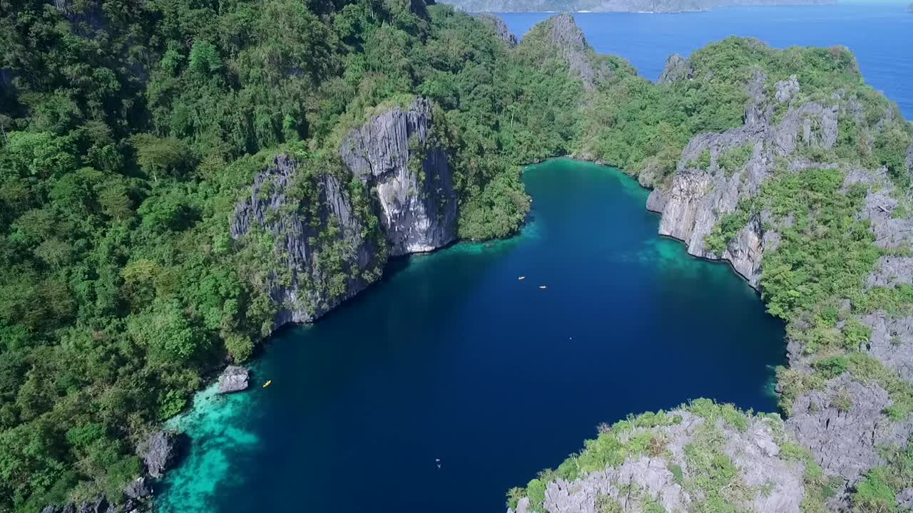 巴拉望的大泻湖，观光胜地。在菲律宾的埃尔尼多巡回演出。美丽的风景，小泻湖和海的背景