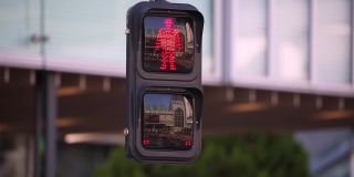 日本东京的行人交通灯由红变绿