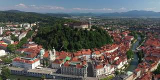 斯洛文尼亚的卢布尔雅那城堡和老城。卢布尔雅那是最大的城市。它以大学人口和绿地闻名，包括广阔的蒂沃利公园。弯曲的卢布尔加尼察河。无人机