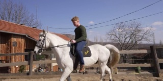 红发游客在动物救援中心，学习如何骑马，同时志愿帮助他