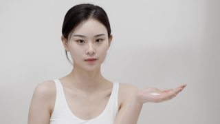 美丽的亚洲女孩，皮肤护理视频素材模板下载