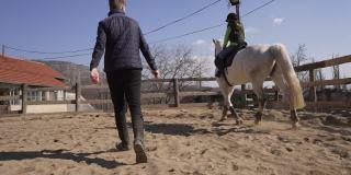 动物救援中心的骑师，教兴奋的女孩如何骑马