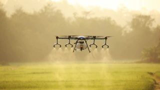 农业无人机在稻田里喷洒肥料。视频素材模板下载