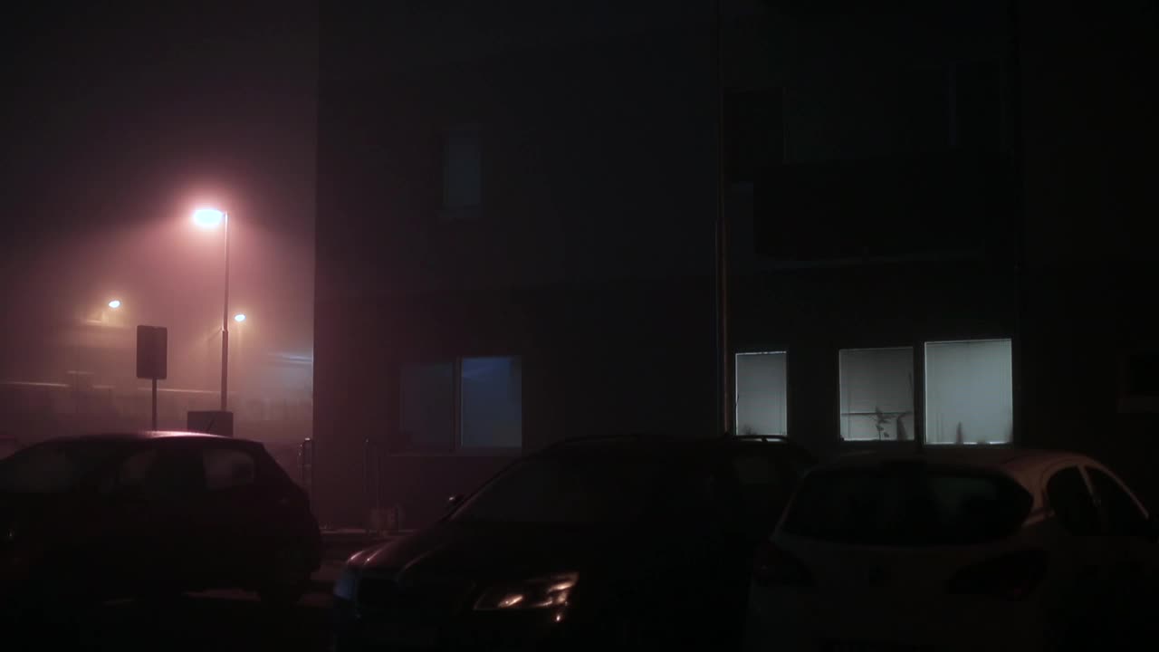 大气现象地球上的水汽和雾。夜晚的城市景观。