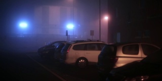 相机在雾中移动。停车场在夜城夜城