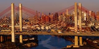 清晨从科修斯科大桥俯瞰曼哈顿中城的天际线。航拍视频与向后相机运动。