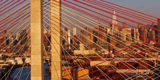 清晨从科修斯科大桥俯瞰曼哈顿中城的天际线。航拍视频与平移摄像机运动。