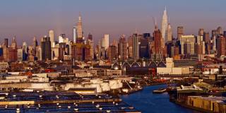 清晨从科修斯科大桥俯瞰曼哈顿中城的天际线。航拍视频与平移摄像机运动。
