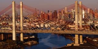 清晨从科修斯科大桥俯瞰曼哈顿中城的天际线。航拍视频与向前摄像机运动。
