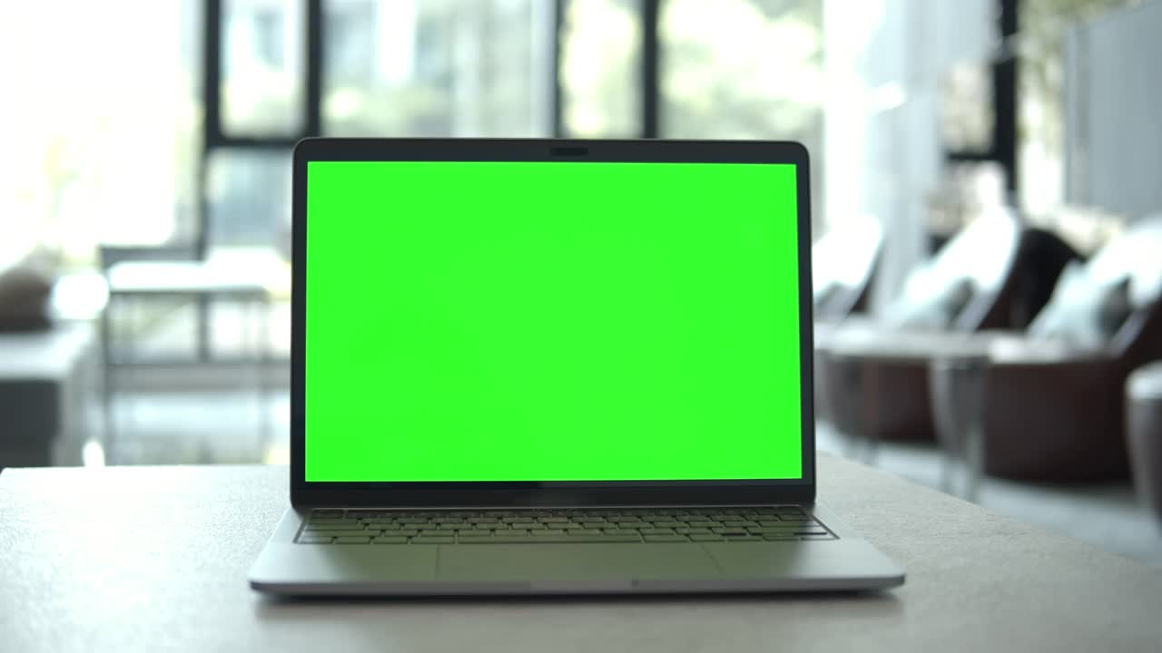 多莉拍摄的电脑笔记本电脑的绿色屏幕，没有人