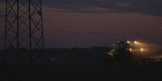 SLO MO拖拉机在黄昏后犁地