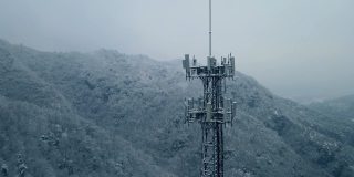 通讯塔在冬季山上