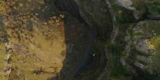 汽车在英国萨默塞特切达峡谷蜿蜒曲折的道路上行驶