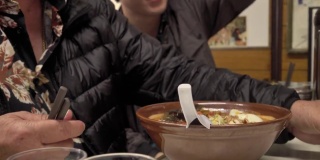 饥饿的老人吃拉面，日本面条的高汤