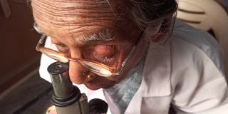 老妇人在找显微镜，