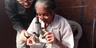 老妇人在找显微镜，
