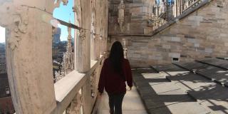一名年轻女子在米兰大教堂前拍照