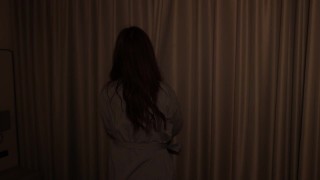 清晨，一位年轻女子在酒店房间里拉开窗帘视频素材模板下载