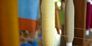 各种颜色的泰国生丝手工卷绕成卷。泰国北部地区的丝线和丝织品的产地。