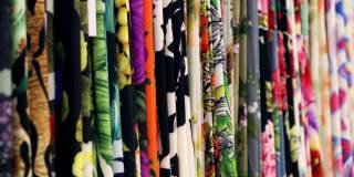 用不同的材料、色调和颜色制成的织物，用于制作服装